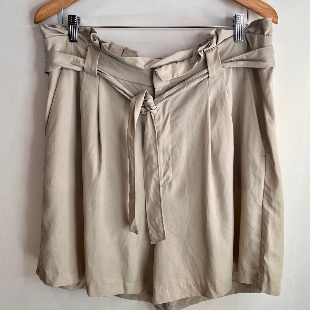 Banana Republic Khaki Tan Paperbag Tie Waist Pleated Shorts Size 16 - Picture 4 of 14